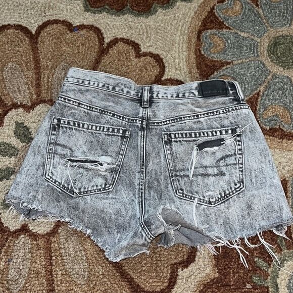 EUC AMERICAN EAGLE OUTFITTERS SIZE 4 MOM JEAN SHORT CUTOFFS DISTRESSED - Picture 2 of 12